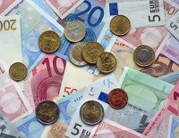 Курсы доллара и евро снизились