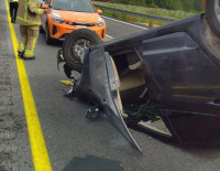 24-летний мужчина получил травмы после опрокидывания автомобиля