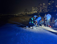 Вчера вечером на пляже в Бат-Яме из воды вытащили женщину, ее состояние критическое