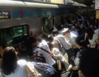 Пассажиры метро объединились, чтобы спасти упавшую под поезд женщину