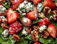 Удивительный салат: необычное сочетание земляники, сыра и орехов на шпинатной подушке