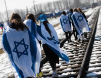 Голые евреи продолжают играть в &laquo;догонялки&raquo; - на этот раз в Кракове