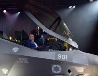 Либерман первым сел за штурвал F-35