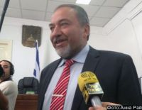 Либерман принимает поздравления в связи с оправдательным вердиктом суда