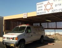 На севере перевернулся трактор, на юге столкнулись поезд и автомобиль: трое раненых