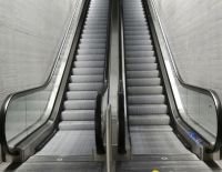 В торговом центре в Ор-Иегуде ребенок получил тяжелые травмы, упав с эскалатора