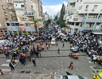 На месте падения осколков ракеты в Бней-Браке произошли столкновения между зеваками и полицией