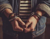 Подано очередное обвинение за *сексуальное мошенничество* против несовершеннолетних