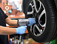 Шиномонтаж-ловушка: обвинение за обман на сотни тысяч шекелей пожилых клиентов в Иерусалиме