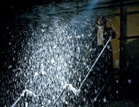 Искусственный *снег* из баллончика на празднике привел к травмам десятков детей